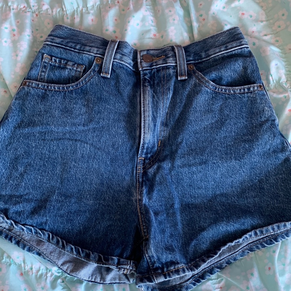 high waisted levi’s mom shorts